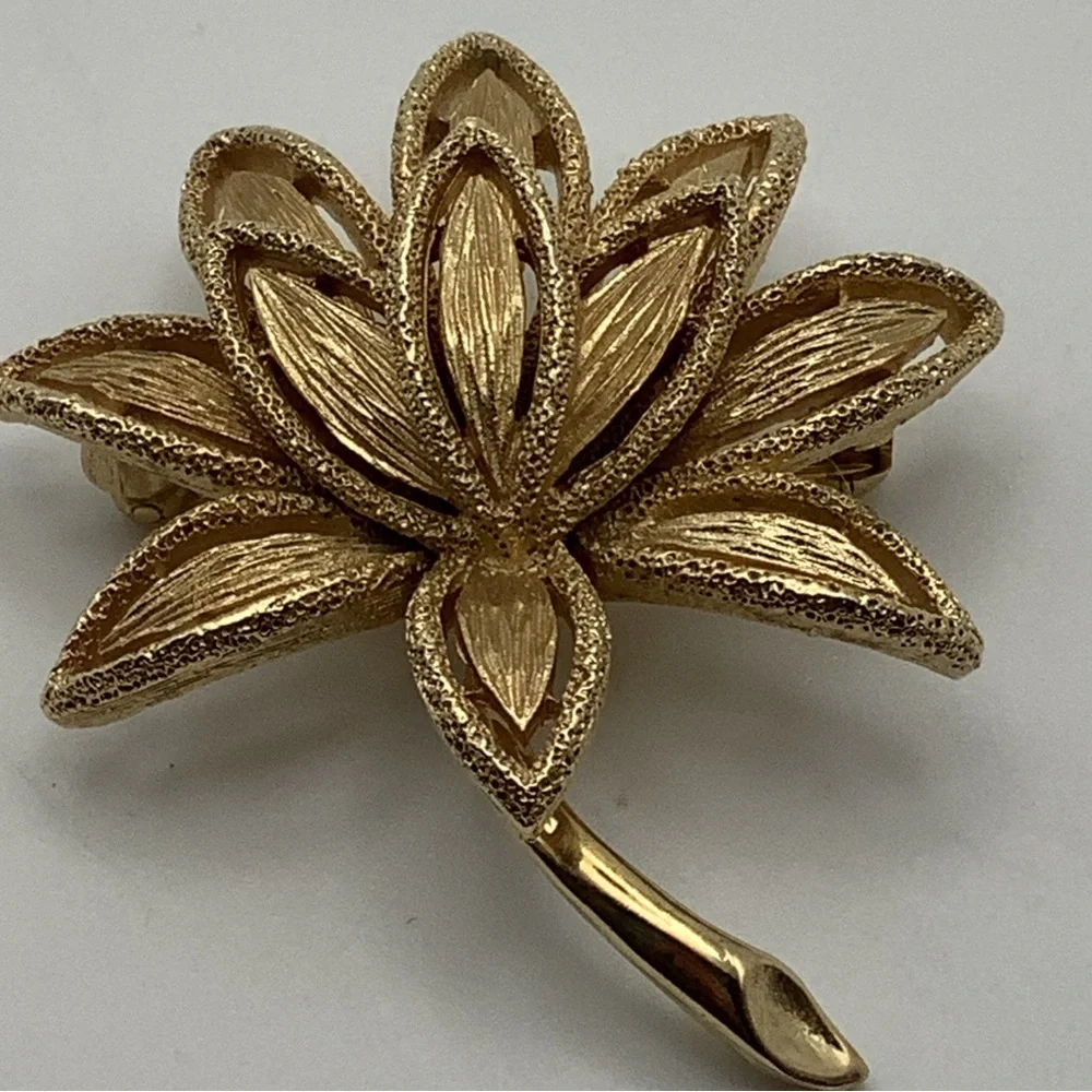 Vintage Avon Goldtone 2” Lotus Brooch